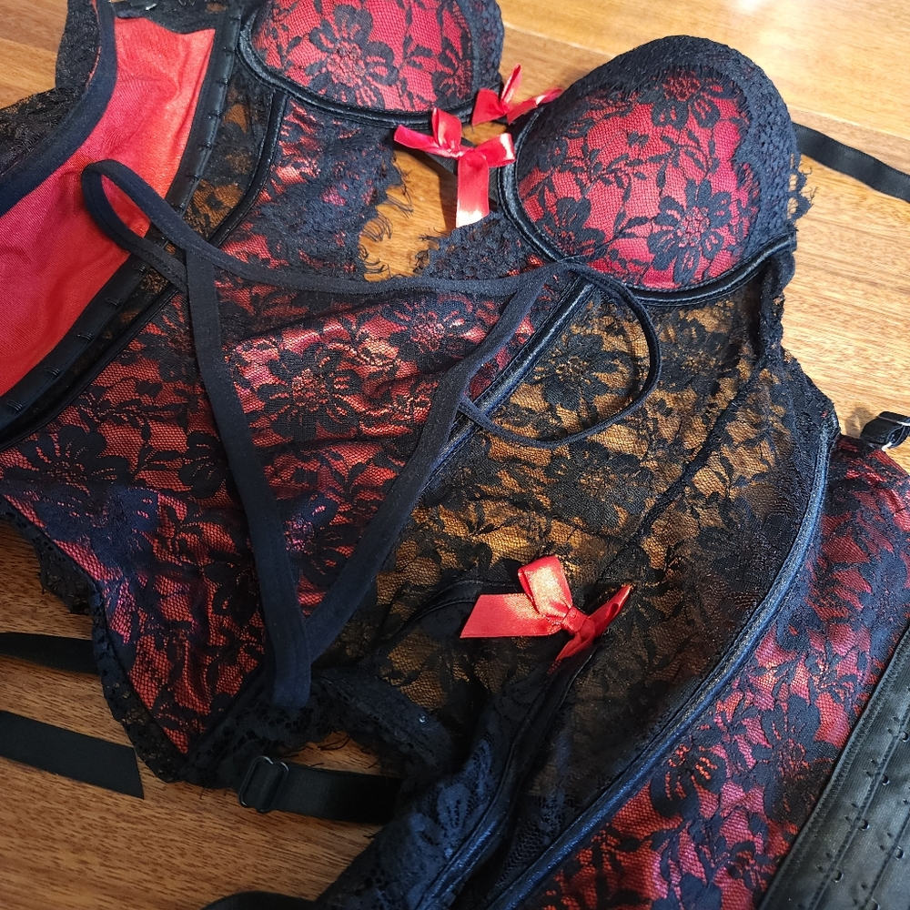 HOT TOPIC Black and Red Lace Bra with Underwire Support 34B - Picture 12 of 12